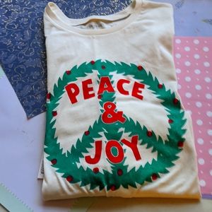 🎀L, unisex Old Navy Peace and Joy peace sign Christmas tshirt